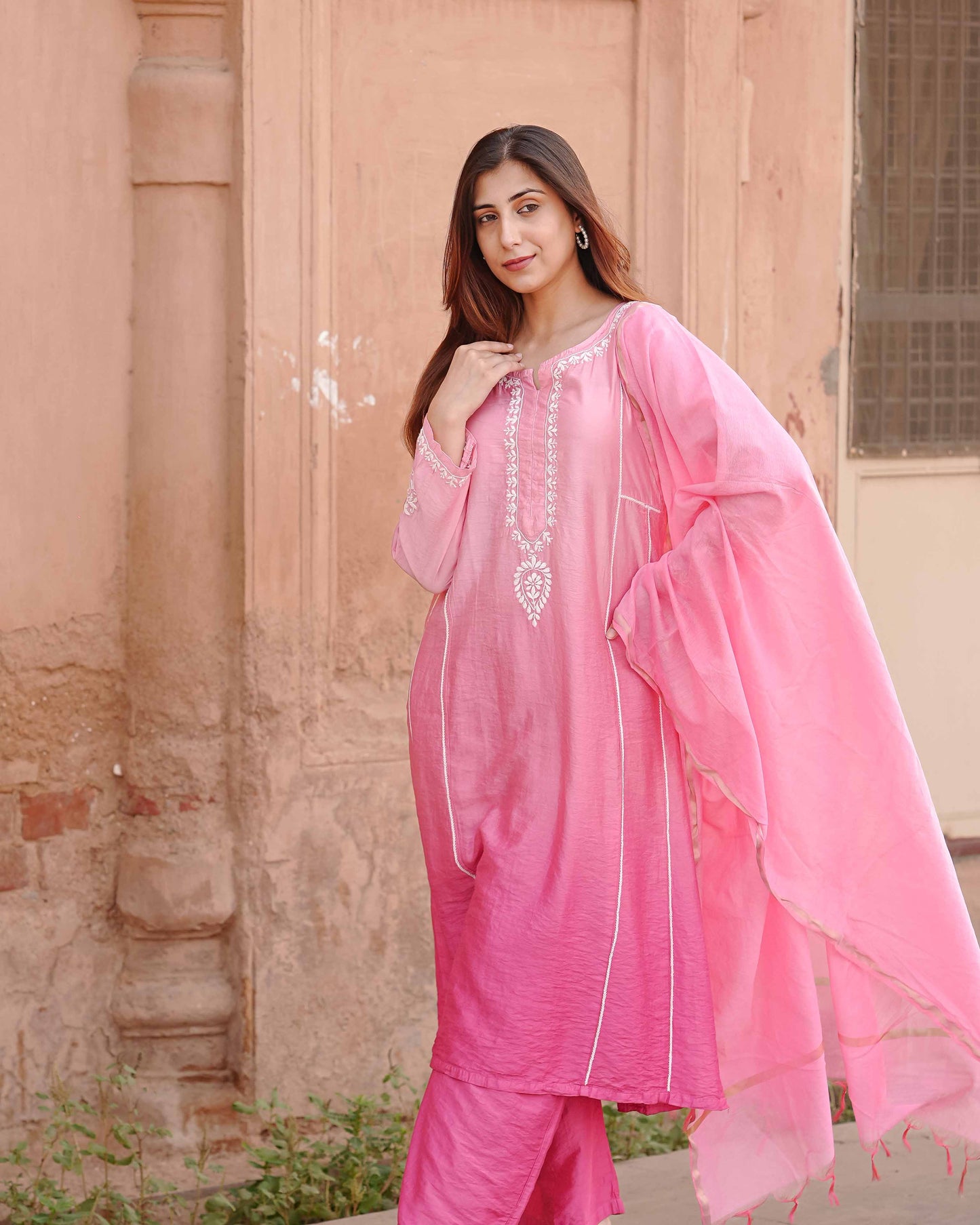 Intricately embroidered pink linen chanderi set with traditional Lucknowi chikankari.
Combines the soft texture of linen chanderi with Art of Awadh grace for all-day elegance.