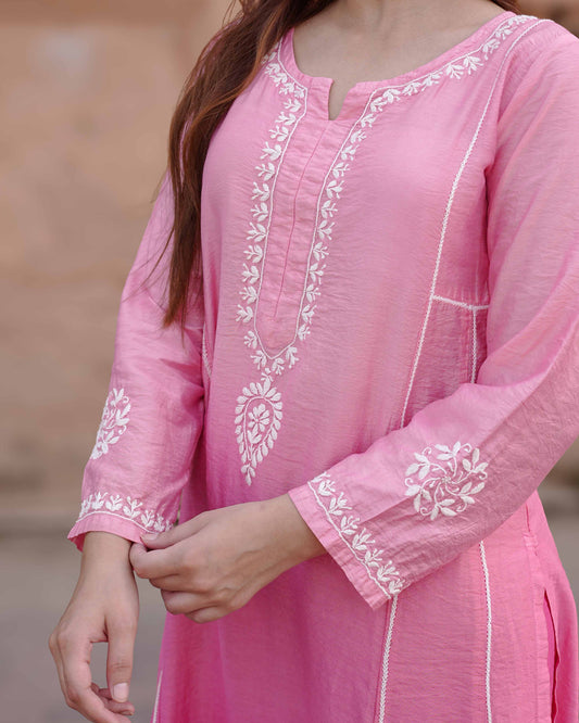Stylish pink linen chanderi co-ord set adorned with timeless Lucknowi chikankari work.
A professional and chic look by Art of Awadh, ideal for your everyday office wardrobe.