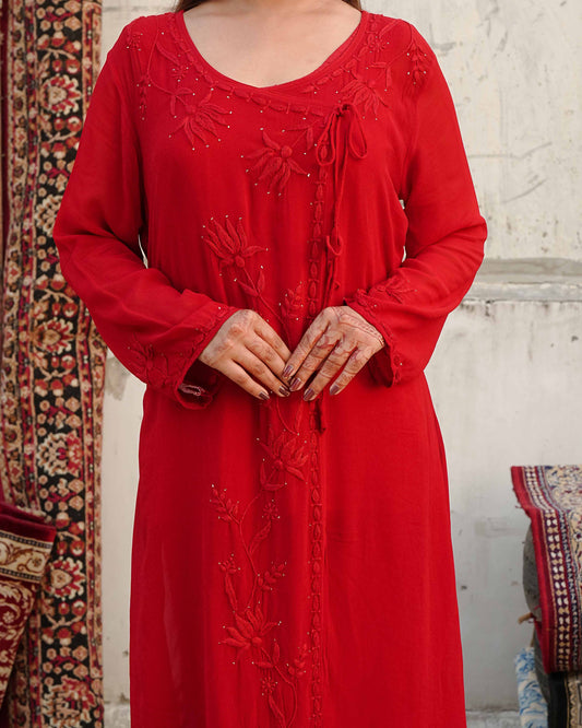 Intricately detailed chikankari work representing the traditional Art of Awadh.
A versatile red embroidered kurta set suitable for daily or office wear.