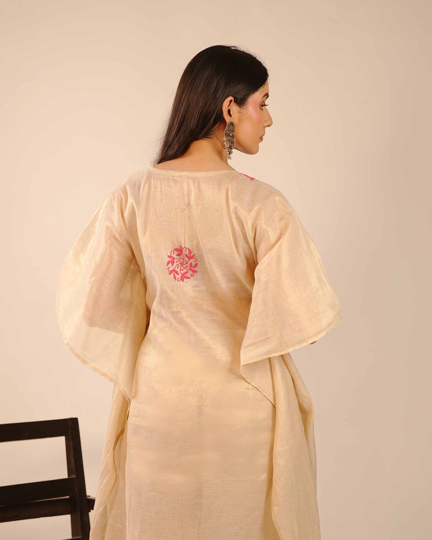 Refreshing tissue co-ord set featuring intricate pink Lucknowi chikankari designs.
Perfectly captures the essence of modern elegance and tradition from the Art of Awadh.
