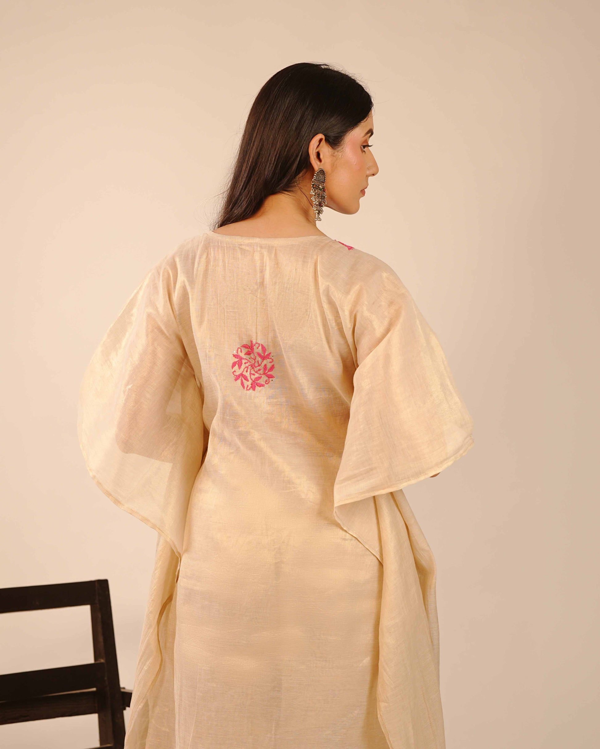 Refreshing tissue co-ord set featuring intricate pink Lucknowi chikankari designs.
Perfectly captures the essence of modern elegance and tradition from the Art of Awadh.
