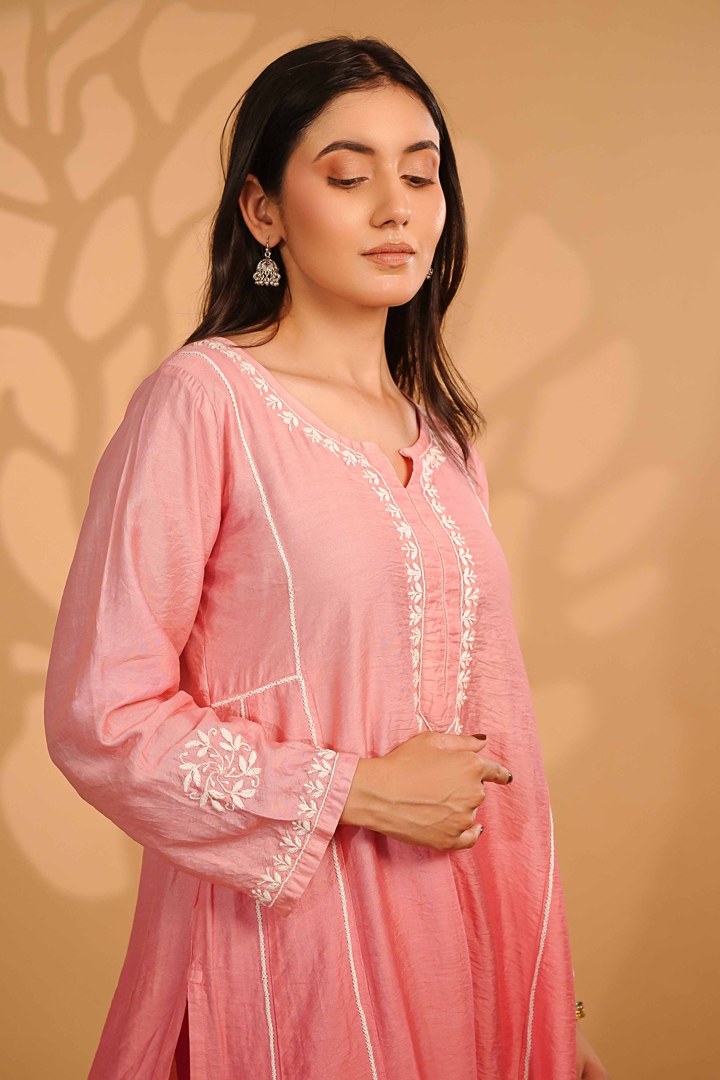 Intricately embroidered pink linen chanderi set with traditional Lucknowi chikankari.
Combines the soft texture of linen chanderi with Art of Awadh grace for all-day elegance.
