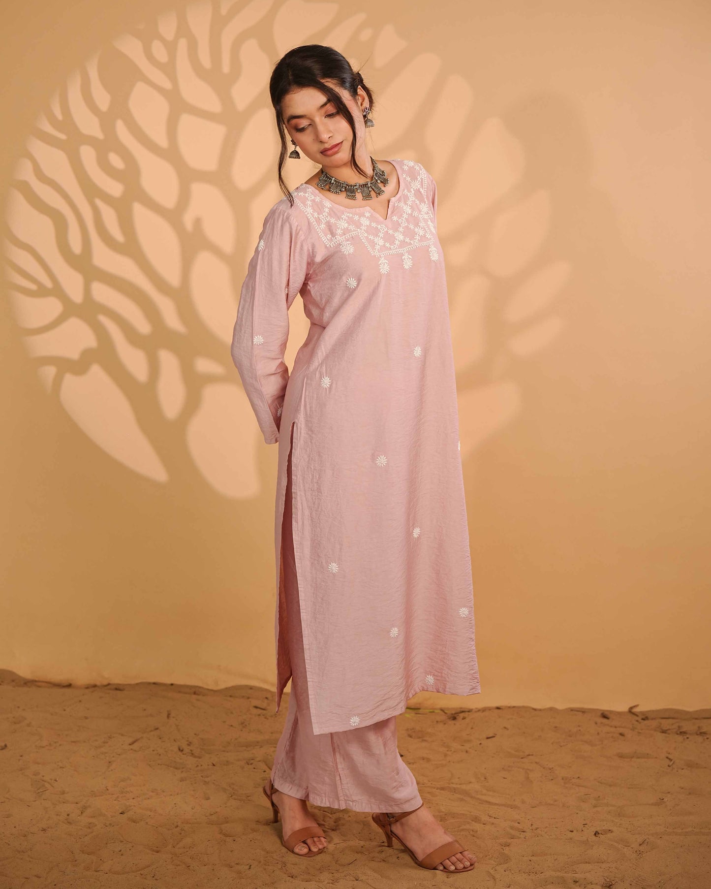  Elegant linen chanderi co-ord set featuring delicate Lucknowi chikankari embroidery.
A versatile choice from the Art of Awadh, perfect for casual wear and intimate small parties.
