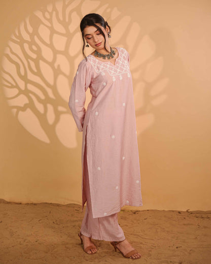  Elegant linen chanderi co-ord set featuring delicate Lucknowi chikankari embroidery.
A versatile choice from the Art of Awadh, perfect for casual wear and intimate small parties.
