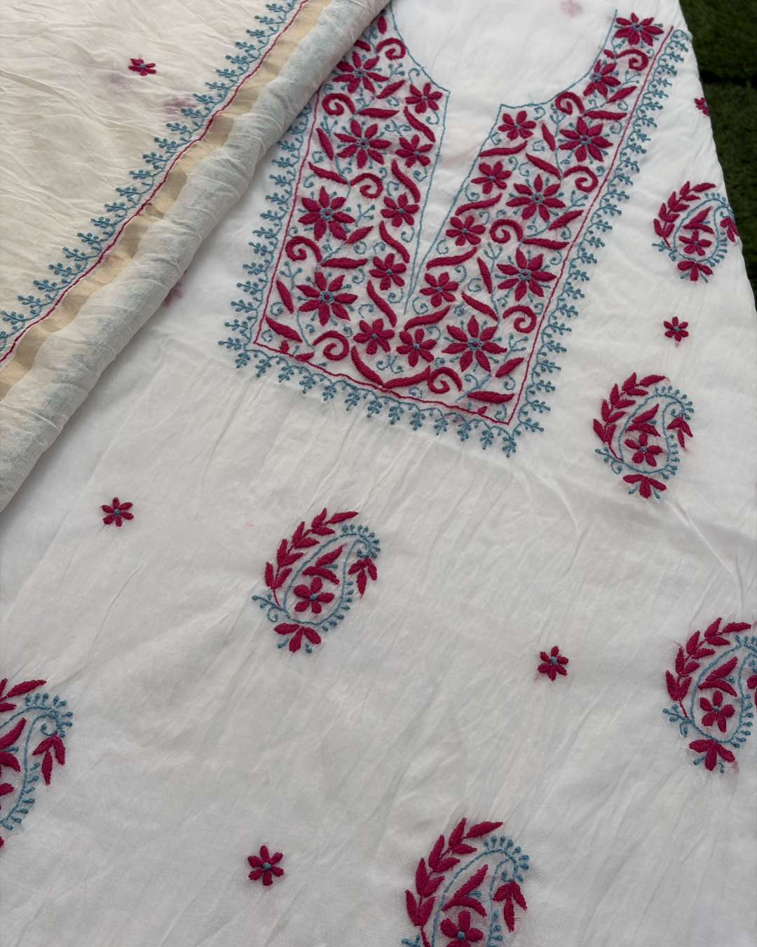 Unique pattern mul chanderi unstitched fabric set.
Lucknowi chikankari art of awadh for bohemian fusion styling.

