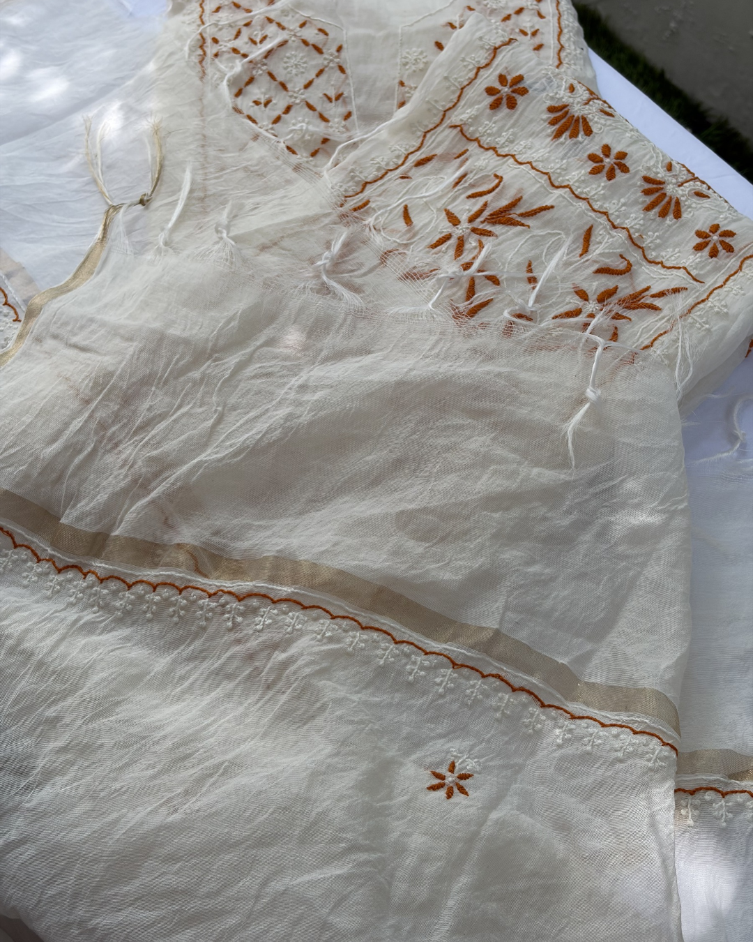 Vine pattern mul chanderi unstitched fabric set.
Lucknowi chikankari art of awadh artistic floral design.
