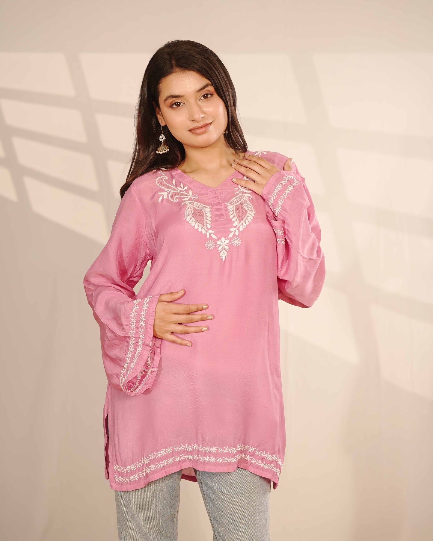 Soft pink pure muslin kurta featuring delicate Lucknowi chikankari embroidery.
A comfortable and stylish choice from the Art of Awadh, perfect for effortless casual wear.
