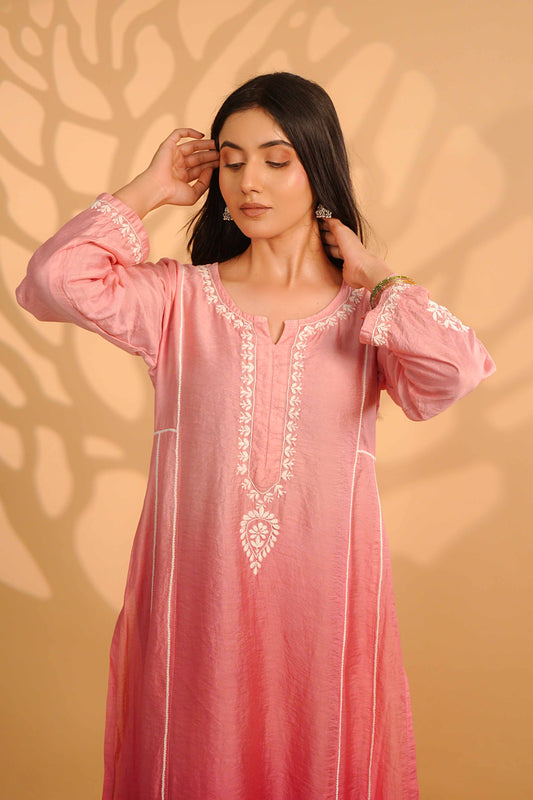Elegant pink linen chanderi set featuring delicate Lucknowi chikankari embroidery.
A sophisticated ensemble from Art of Awadh, perfect for daily office wear and casual outings.
