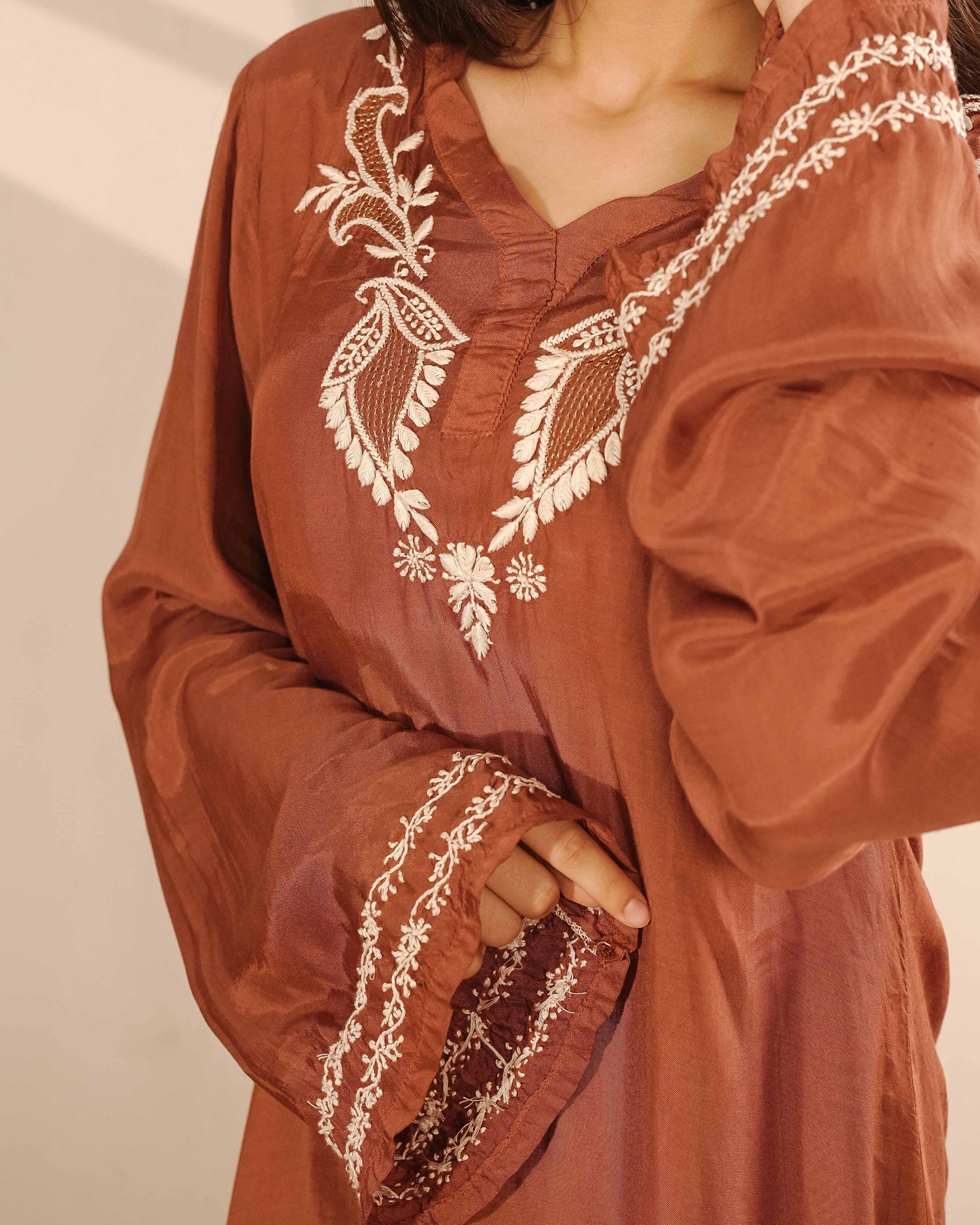 Soft pure muslin kurta featuring delicate Lucknowi chikankari embroidery.
A comfortable and stylish choice from the Art of Awadh, perfect for effortless casual wear.
