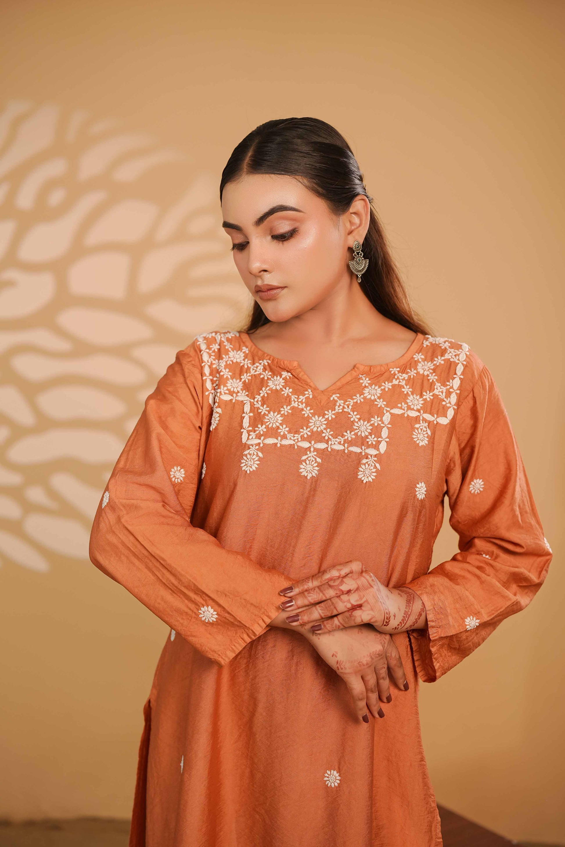 Classic rust-orange linen chanderi set with subtle white Lucknowi chikankari embroidery.
An authentic Art of Awadh choice, perfect for comfortable daily office wear and casual outings.
