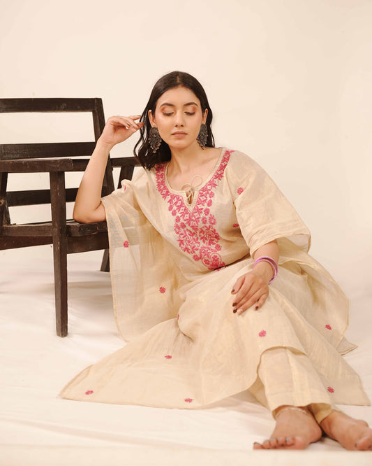 Elegant tissue co-ord set featuring delicate pink Lucknowi chikankari embroidery.
A sophisticated choice from the Art of Awadh, perfect for graceful day party occasions.
