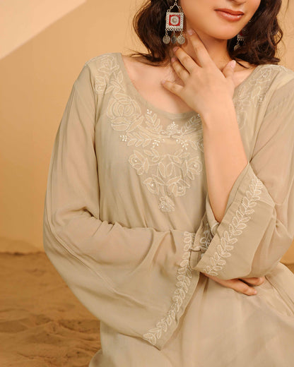 Elegant viscose georgette kurti featuring delicate Lucknowi chikankari embroidery.
A comfortable and stylish choice from the Art of Awadh, perfect for effortless casual wear.
