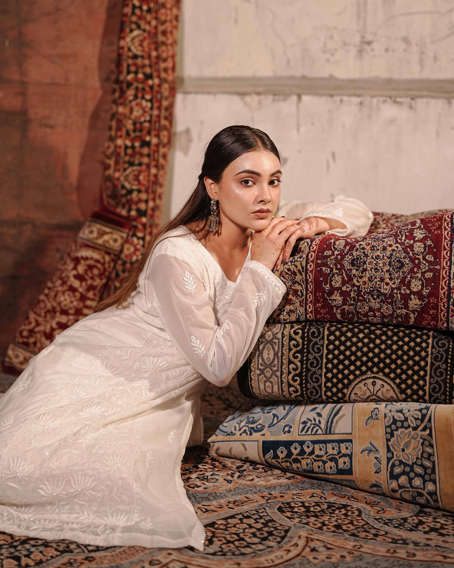 Luxurious white Mul Chanderi suit featuring intricate Lucknowi chikankari embroidery.
The perfect graceful ensemble for evening parties and sophisticated traditional events.
