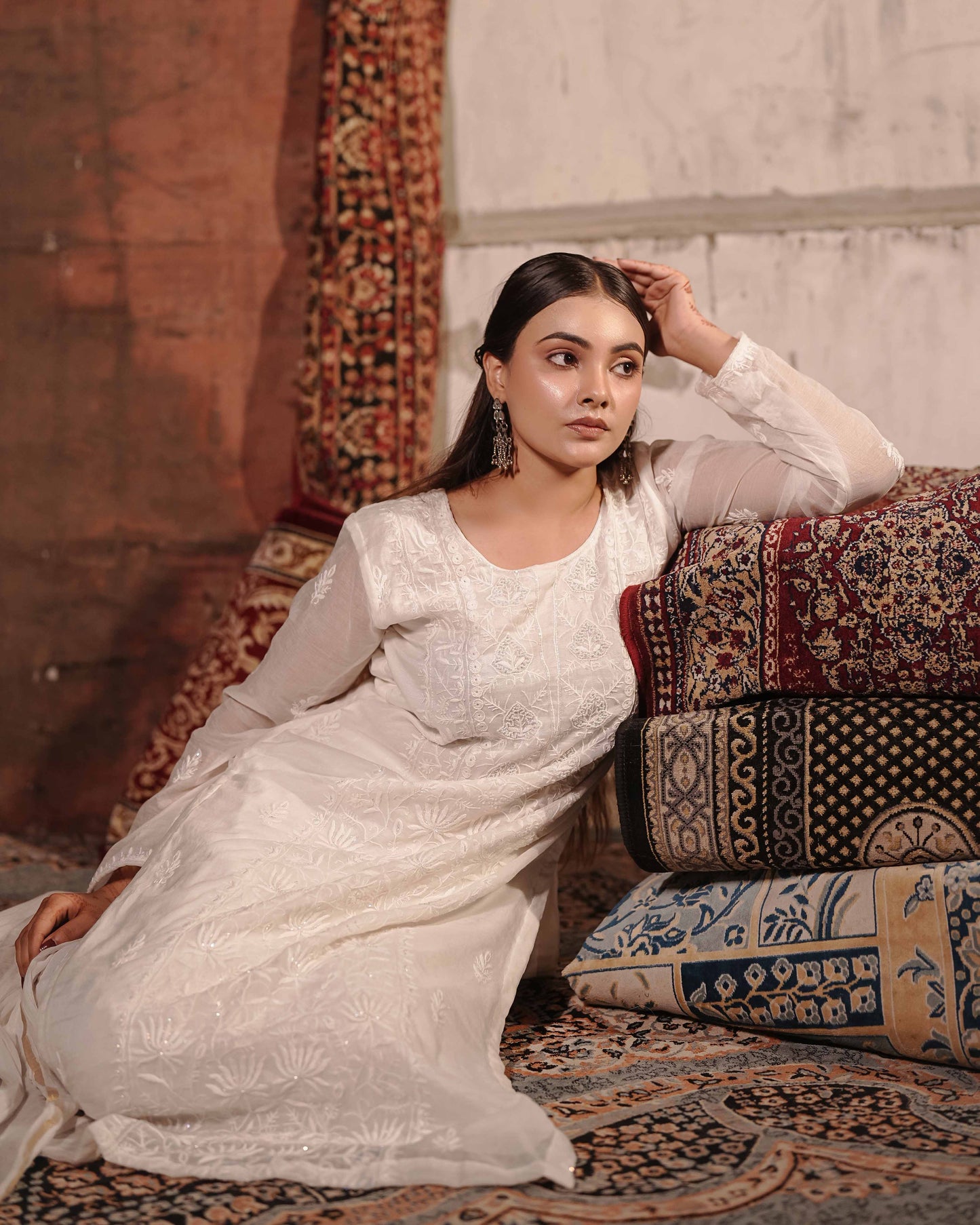 Pure white Mul Chanderi suit showcasing intricate Lucknowi chikankari from Art of Awadh.
An elegant addition to your evening wardrobe for effortless charm at traditional gatherings.
