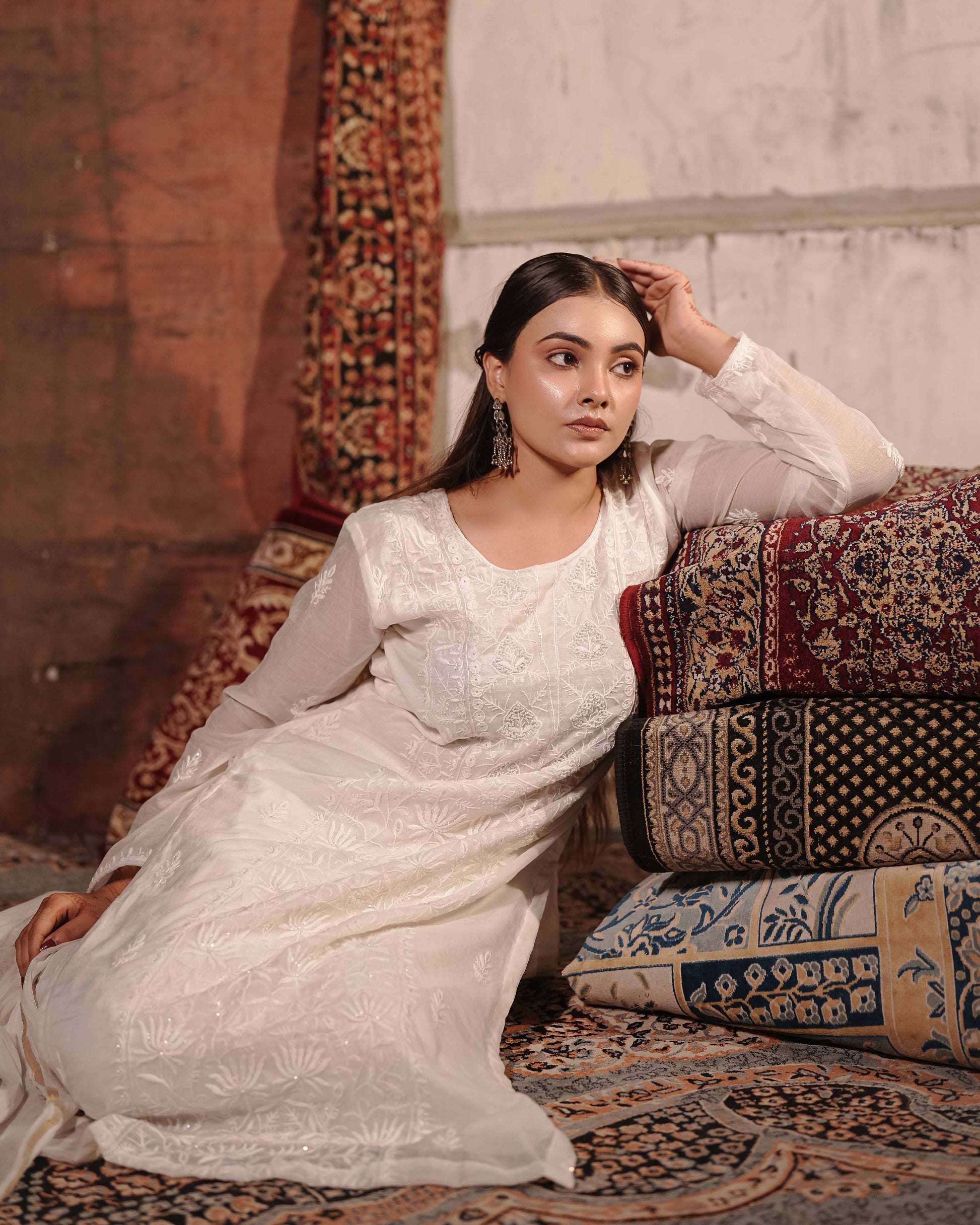 Pure white Mul Chanderi suit showcasing intricate Lucknowi chikankari from Art of Awadh.
An elegant addition to your evening wardrobe for effortless charm at traditional gatherings.
