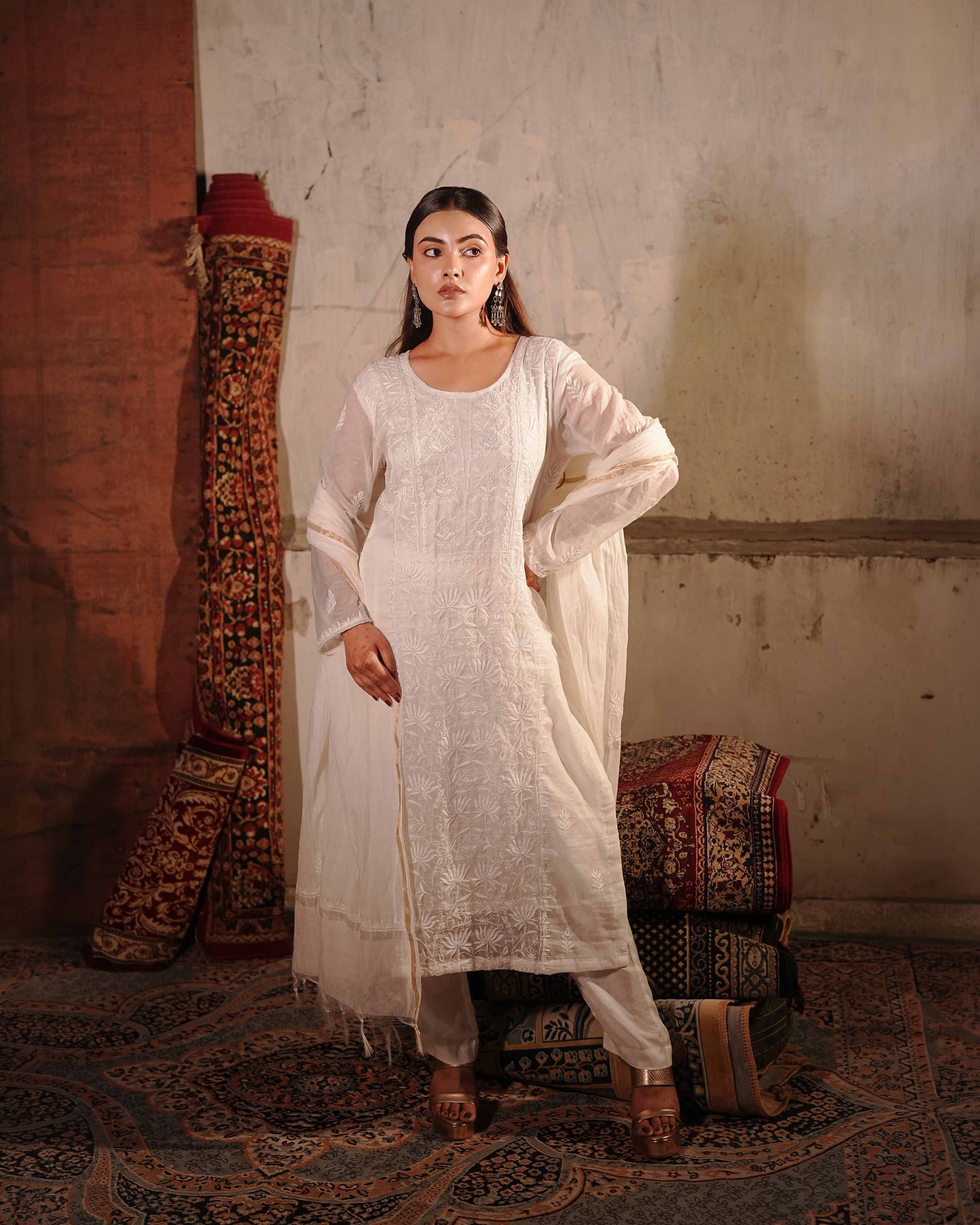 Refined white Mul Chanderi suit with delicate Lucknowi chikankari by Art of Awadh.
A chic and formal ensemble perfect for both traditional events and evening soirees.
