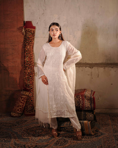Refined white Mul Chanderi suit with delicate Lucknowi chikankari by Art of Awadh.
A chic and formal ensemble perfect for both traditional events and evening soirees.

