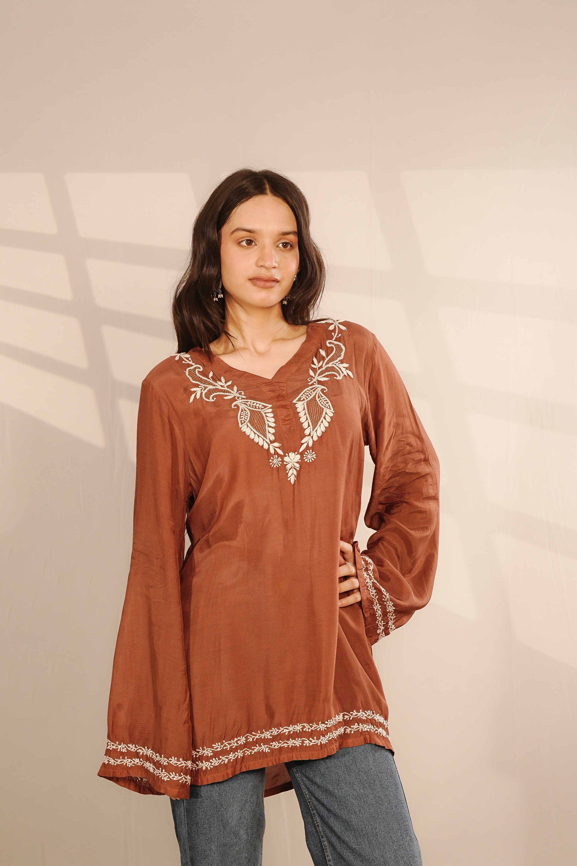 A classic pure muslin kurta featuring timeless Lucknowi chikankari embroidery.
A testament to the enduring beauty and skilled craftsmanship found in the Art of Awadh.
