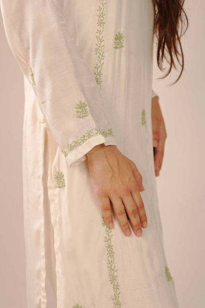 A classic ivory co-ord set featuring timeless Lucknowi chikankari embroidery.
A testament to the enduring beauty and skilled craftsmanship found in the Art of Awadh. 
