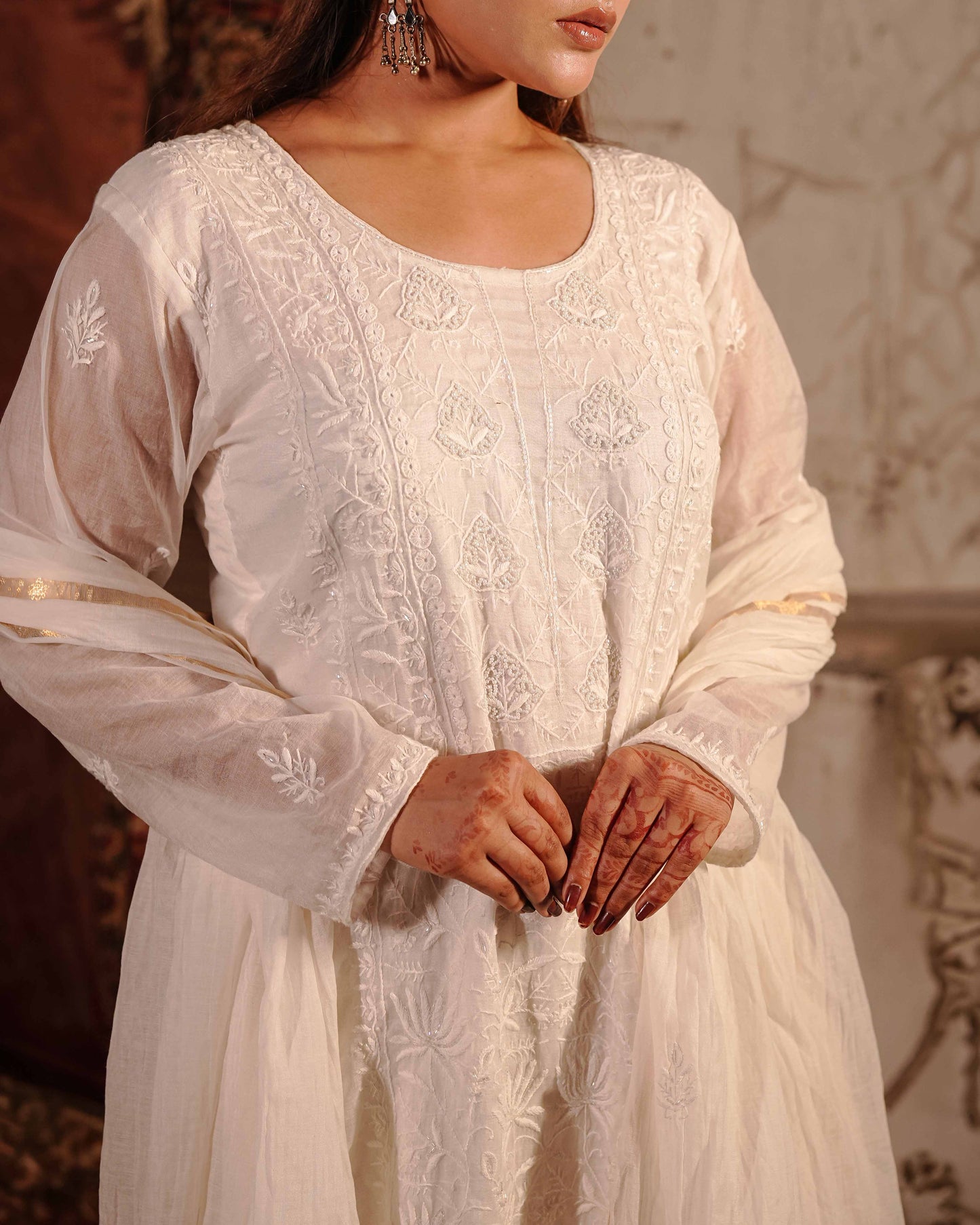 A classic white Mul Chanderi suit featuring timeless Lucknowi chikankari embroidery.
A testament to the enduring beauty and skill found in every Art of Awadh evening piece.
