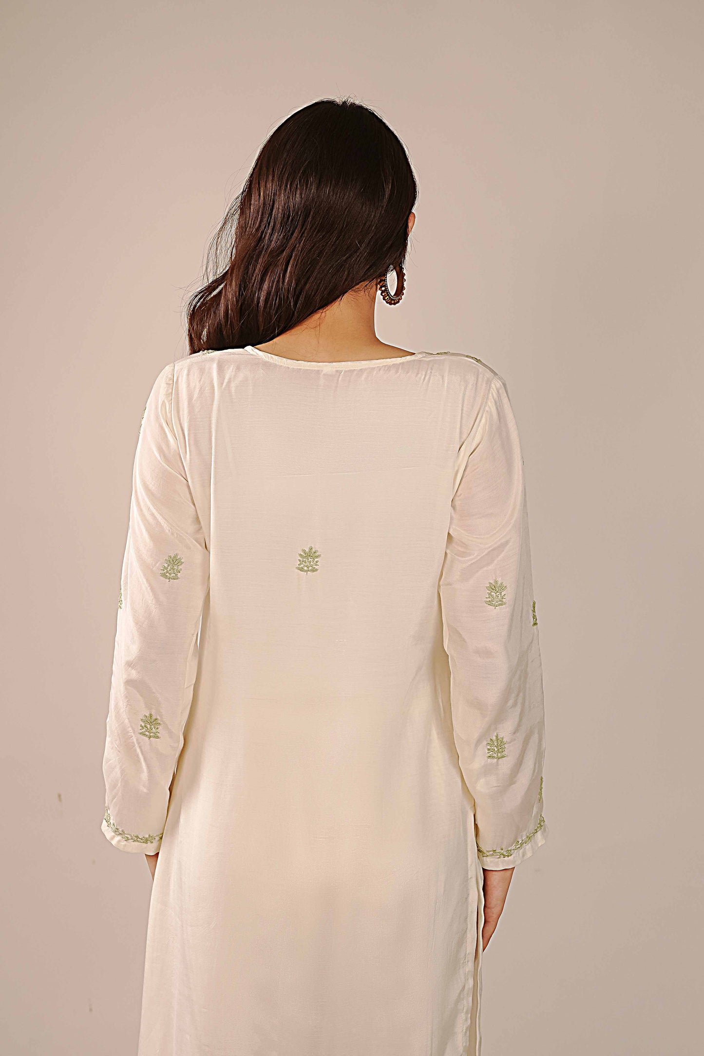 Sophisticated ivory co-ord set highlighted by detailed Lucknowi chikankari artistry.
A versatile and chic addition to your wardrobe for both the office and the classroom.

