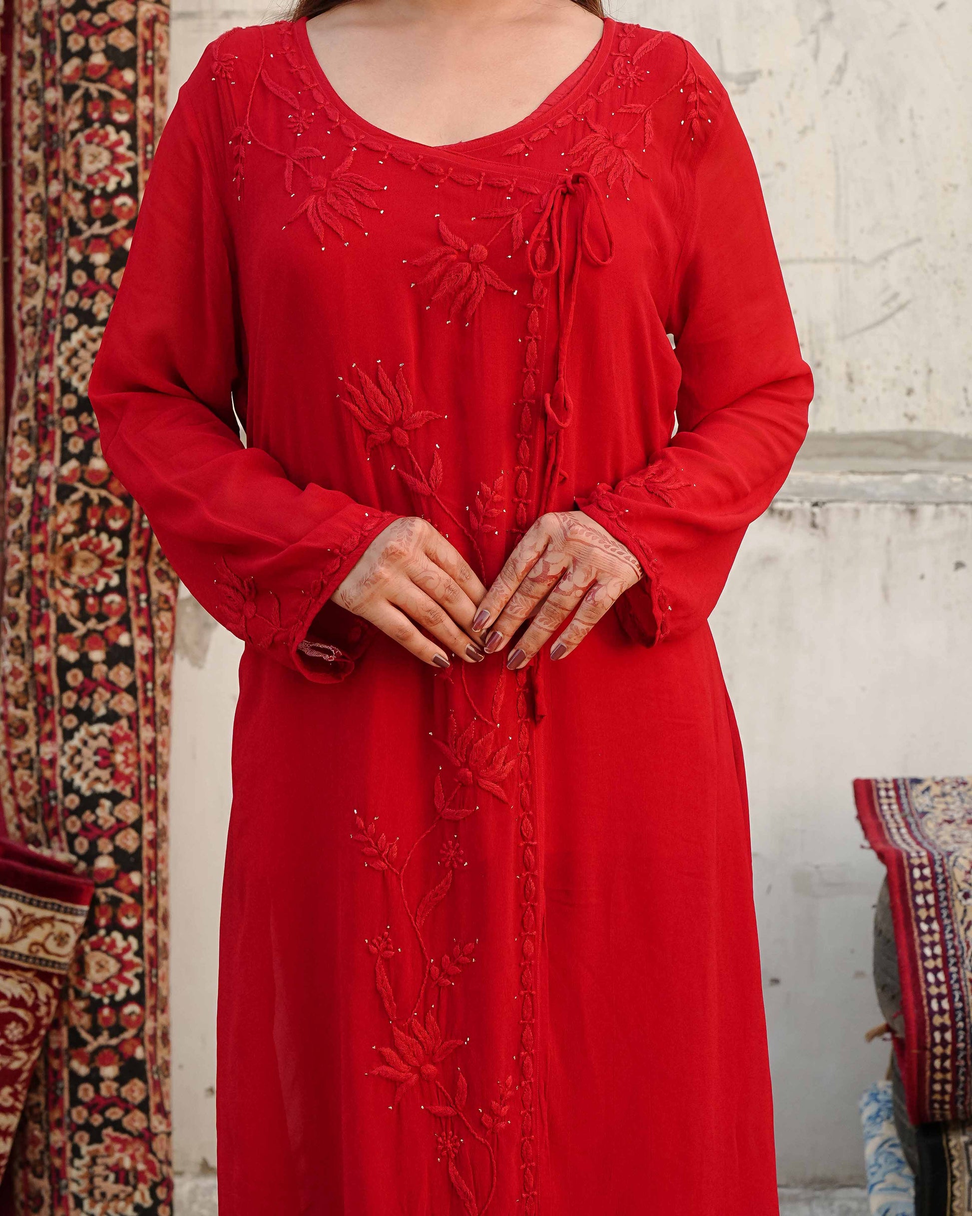 Intricately detailed chikankari work representing the traditional Art of Awadh.
A versatile red embroidered kurta set suitable for daily or office wear.
