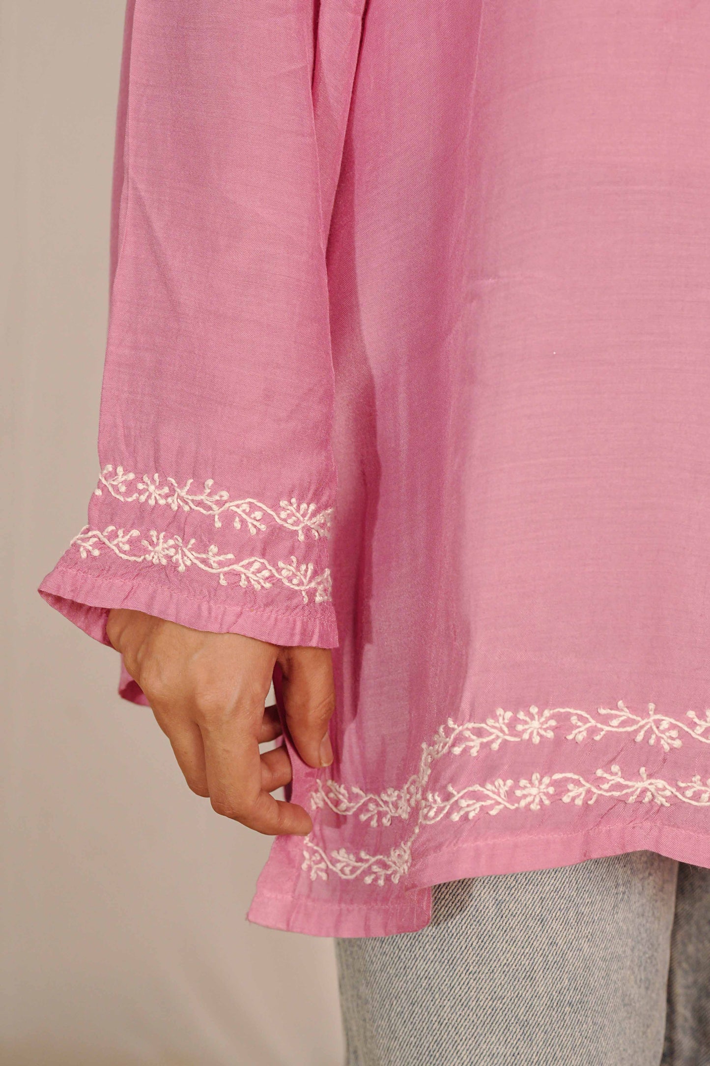 Minimalist pure muslin kurta featuring subtle Lucknowi chikankari detailing.
Authentic Art of Awadh apparel designed for a refined and sophisticated casual style.
