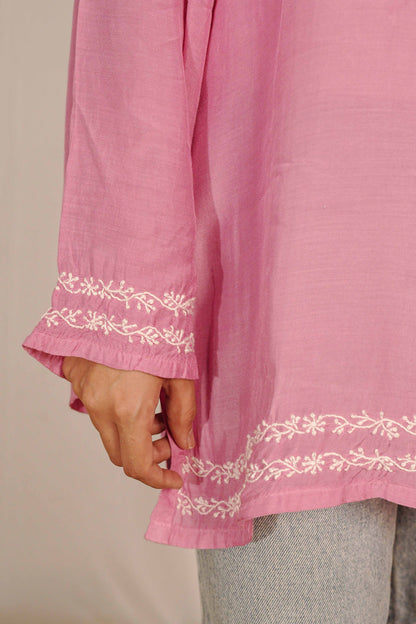 Minimalist pure muslin kurta featuring subtle Lucknowi chikankari detailing.
Authentic Art of Awadh apparel designed for a refined and sophisticated casual style.
