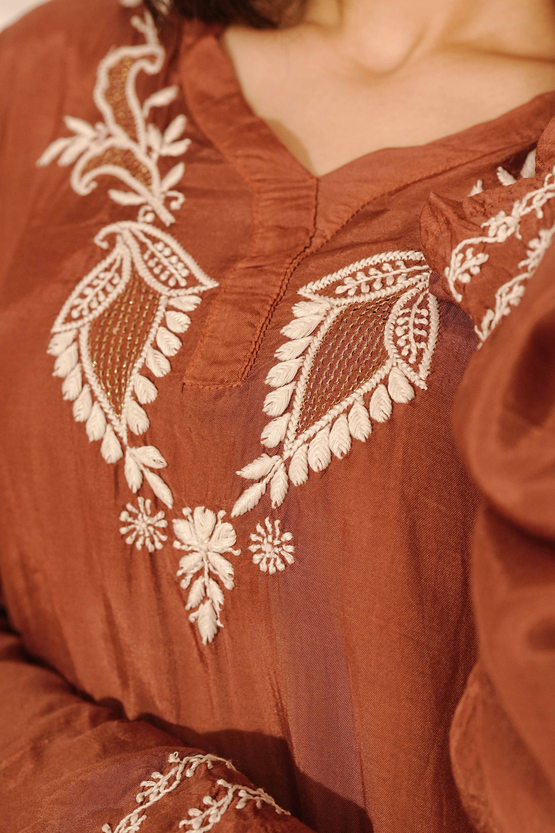 Heritage-inspired pure muslin kurta with authentic Lucknowi chikankari motifs.
A beautiful representation of historic Art of Awadh craftsmanship for daily casual wear.
