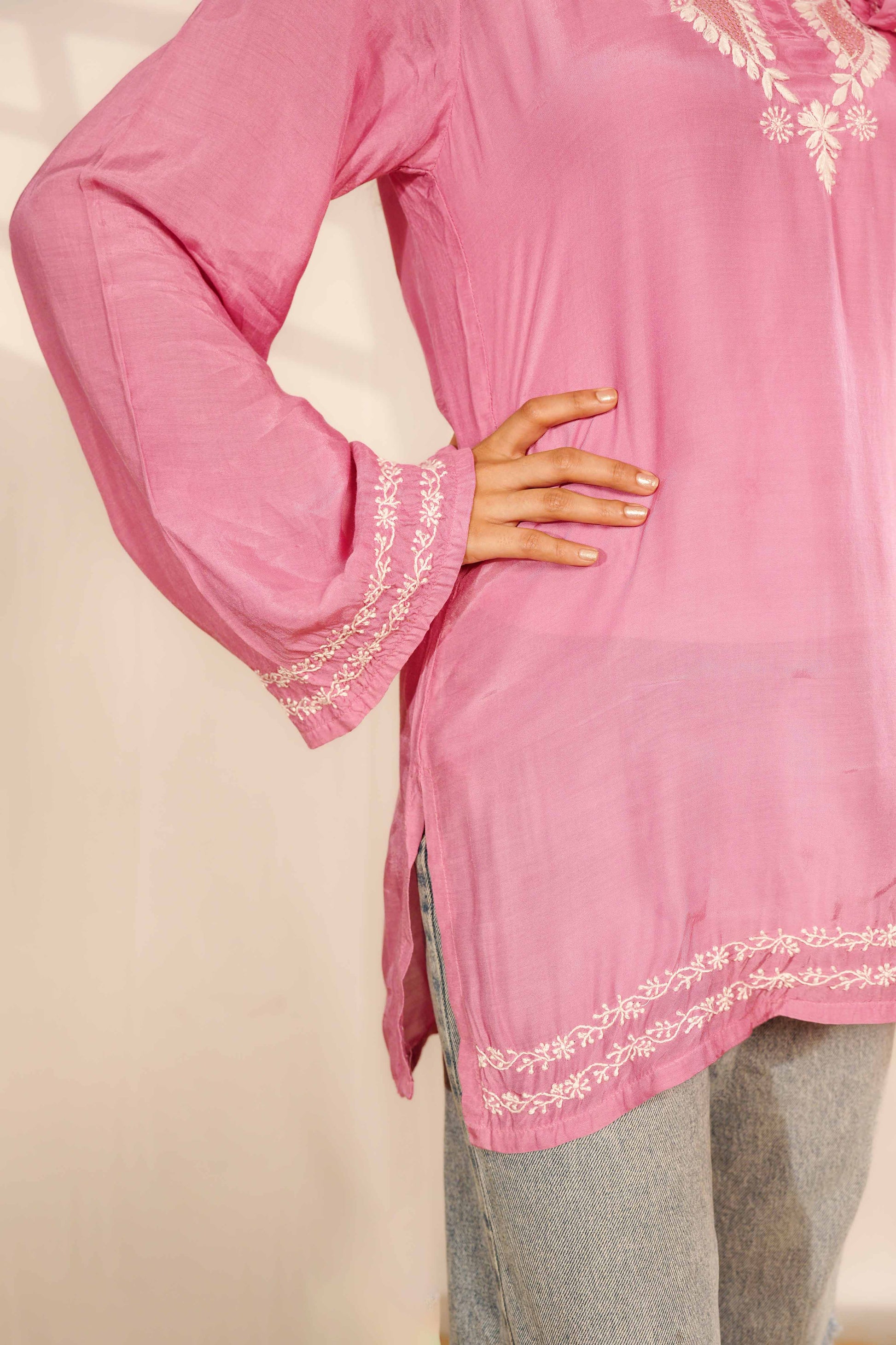Heritage-inspired pure muslin kurta with authentic Lucknowi chikankari motifs.
A beautiful representation of historic Art of Awadh craftsmanship for daily casual wear.
