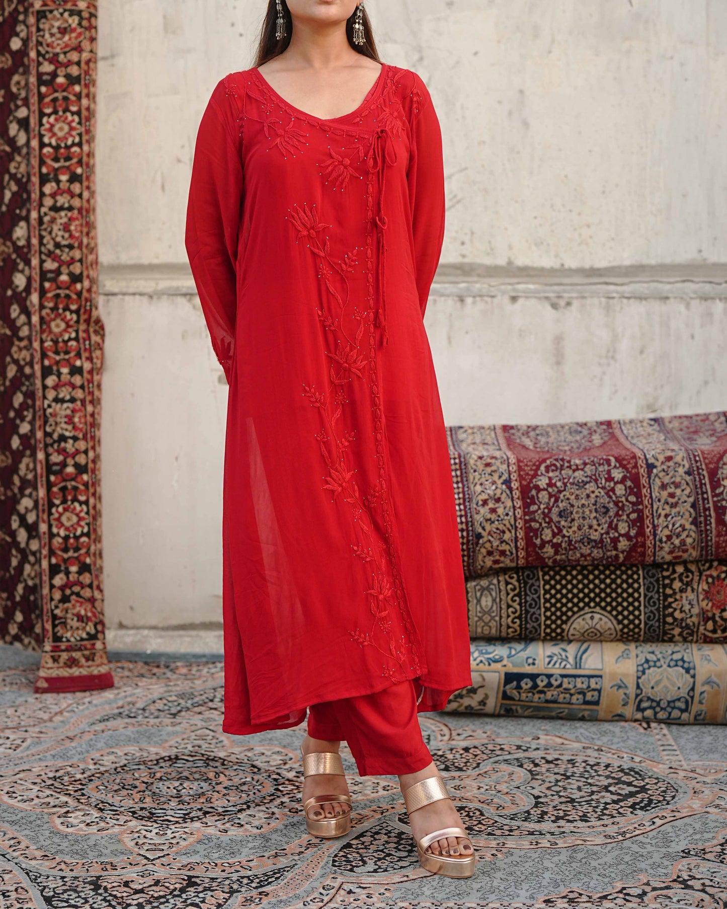 Authentic red chikankari kurta set rooted in the cultural Art of Awadh.
A sophisticated choice for daily transitions from office wear to casual outings.
