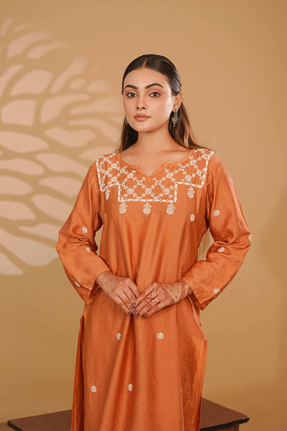 Authentic rust-orange chikankari set in premium linen chanderi from the Art of Awadh.
Beautifully crafted to transition seamlessly from office hours to special traditional celebrations.
